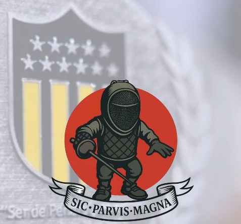Escudo del Club Atlético Peñarol junto a la ilustración Sic Parvis Magna de la Sala de Armas GEM