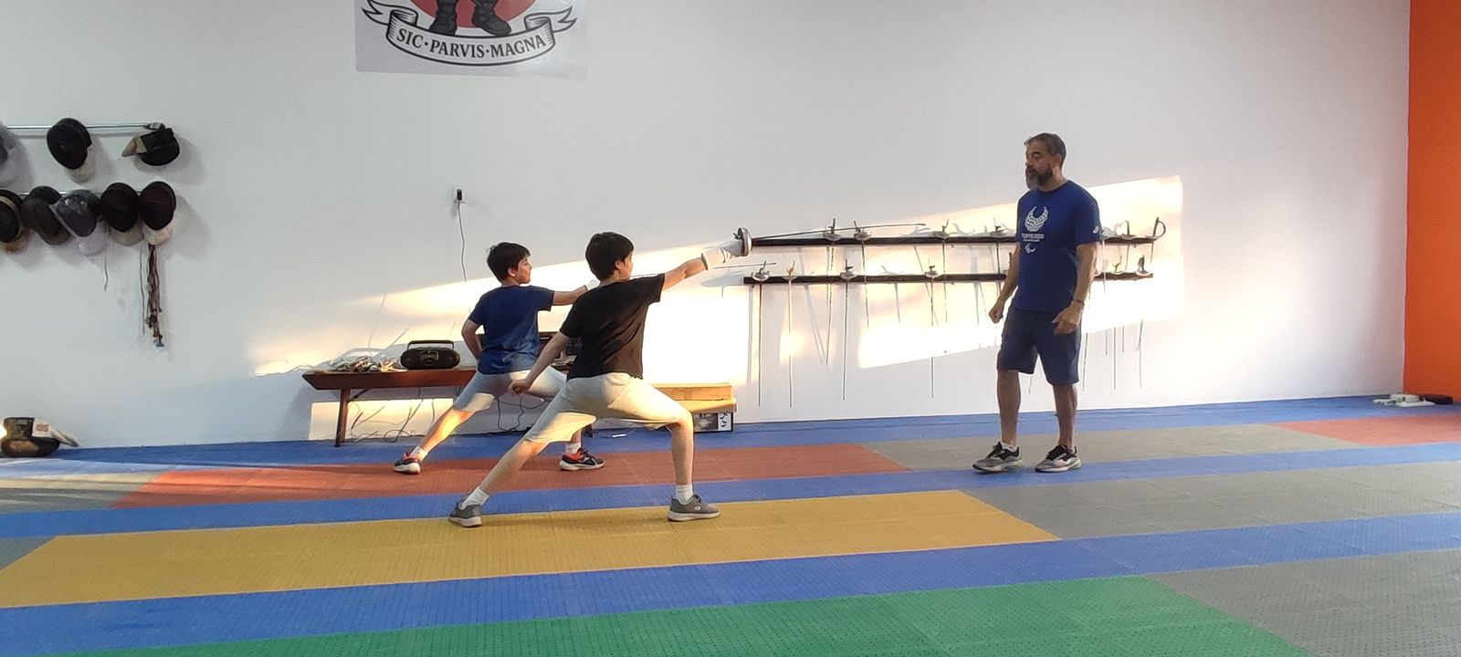 Niños practicando el fondo con el maestro