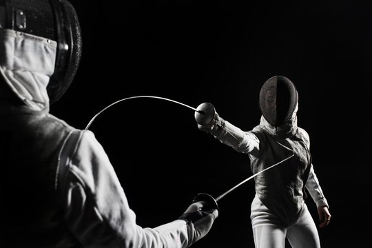 Tiradora atacando a su rival con el brazo extendido, en blanco y negro